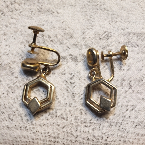 Vintage Modernist Geometric Goldtone Screw Back Earrings by "alice" 1950's - Picture 4 of 6